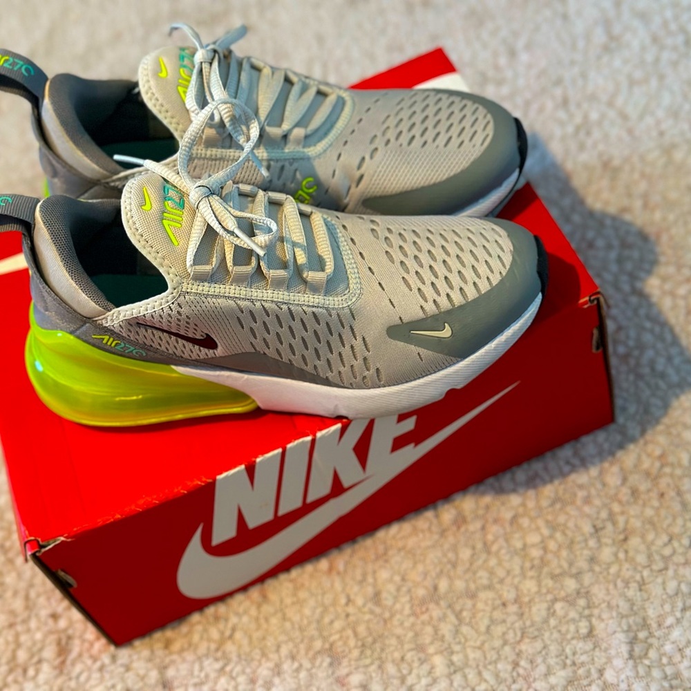 Like new nike 270s size 5.5 youth/7 women’s